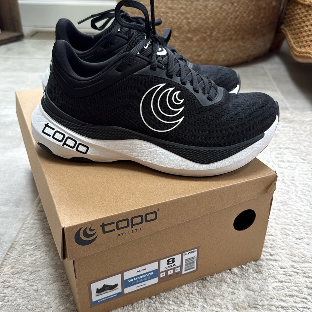 *LIKE NEW* TOPO Athletic Women's Aura (W080) Black/White Sneakers - Size 8